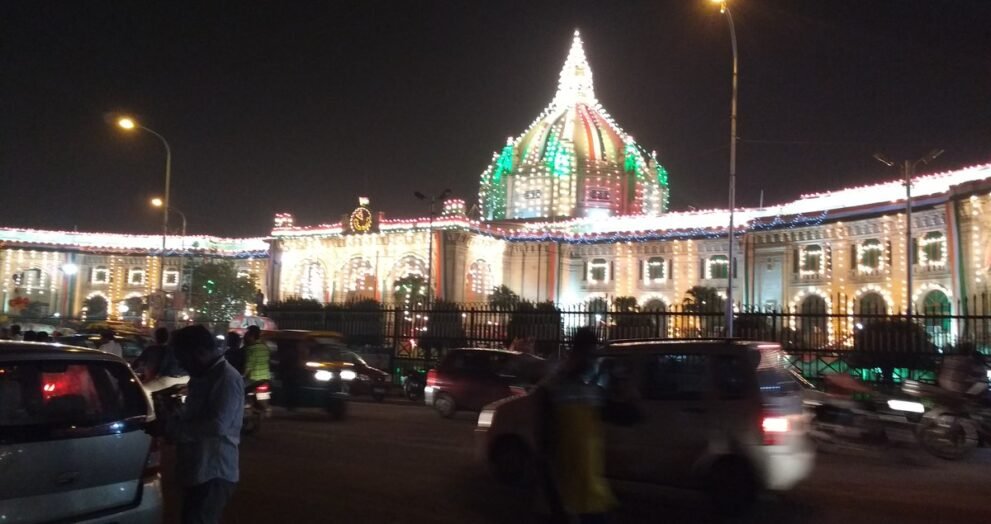 रात की रोशनी में जगमगाता लखनऊ का विधान भवन