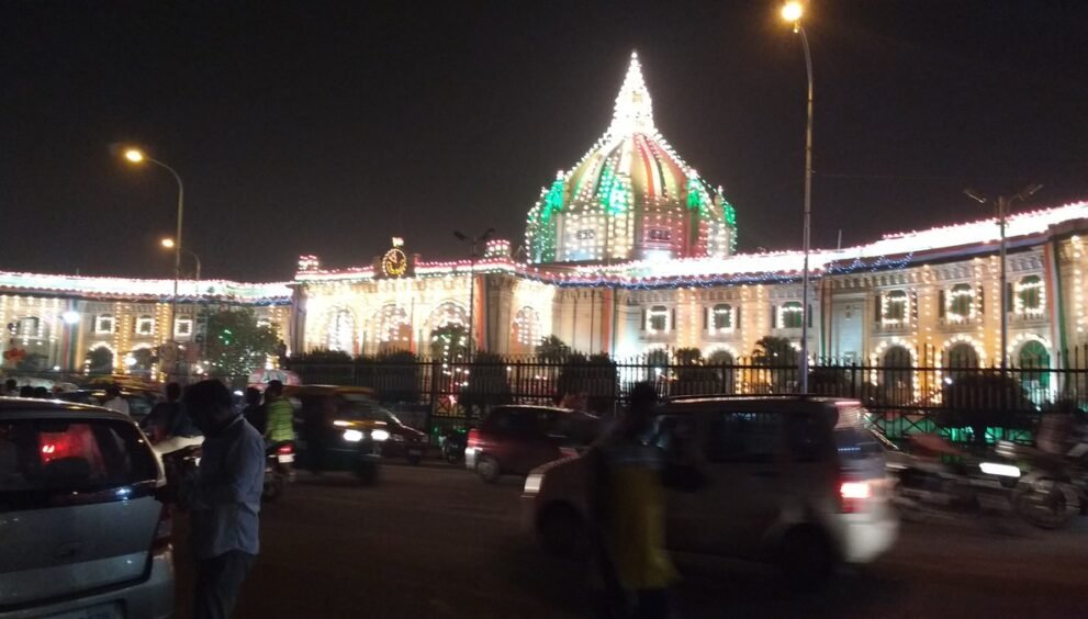 रात की रोशनी में जगमगाता लखनऊ का विधान भवन