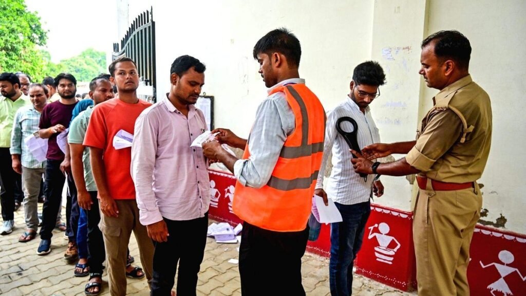 UP TGT Vacancy 2026: प्रयागराज में UPESSC की परीक्षा से पहले परीक्षा केंद्र पर जांच के लिए कतार में खड़े अभ्यर्थी
