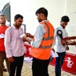 UP TGT Vacancy 2026: प्रयागराज में UPESSC की परीक्षा से पहले परीक्षा केंद्र पर जांच के लिए कतार में खड़े अभ्यर्थी
