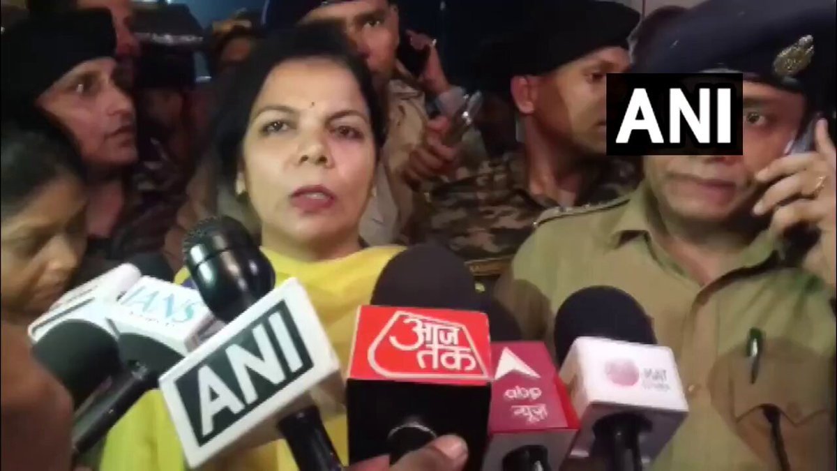 राघोपुर नाव हादसे पर जानकारी देतीं वैशाली की जिलाधिकारी वर्षा सिंह