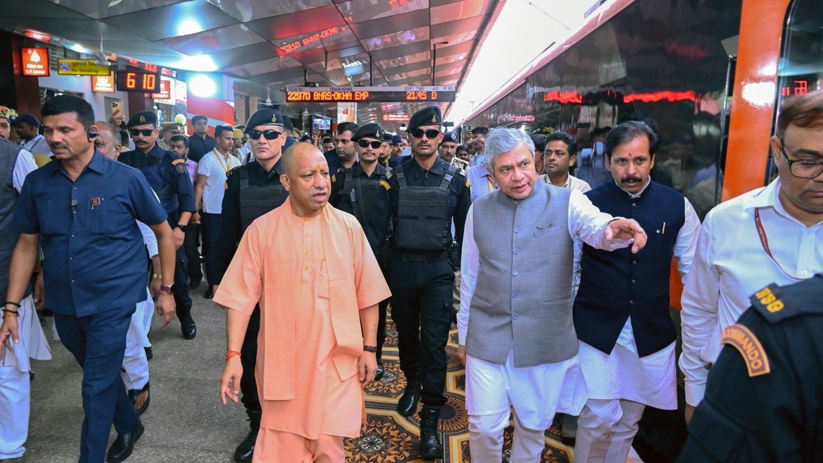 बनारस स्टेशन पर वंदे भारत स्लीपर के पास योगी आदित्यनाथ और अश्विनी वैष्णव