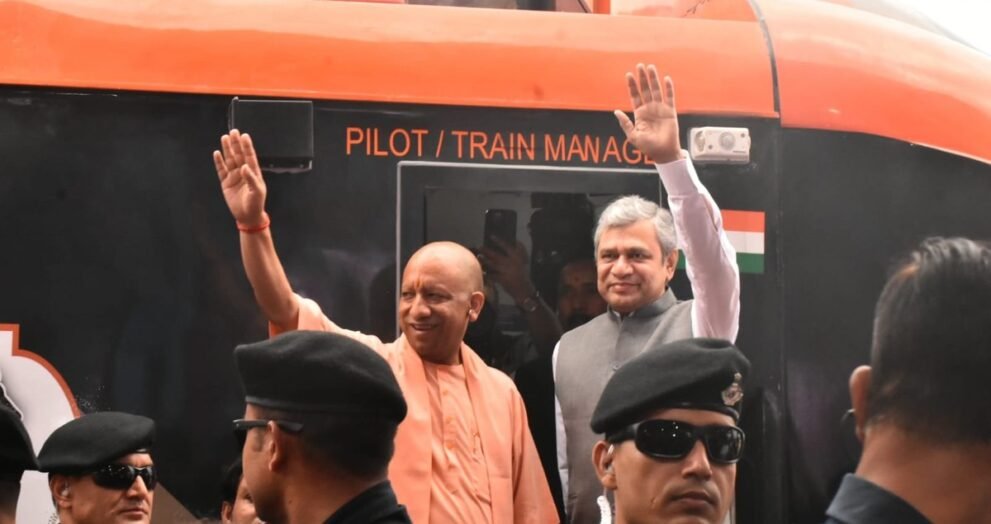 बनारस स्टेशन पर वंदे भारत स्लीपर को हरी झंडी दिखाते योगी आदित्यनाथ और अश्विनी वैष्णव