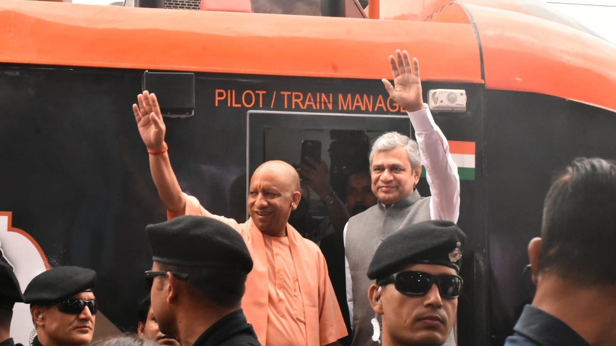 बनारस स्टेशन पर वंदे भारत स्लीपर को हरी झंडी दिखाते योगी आदित्यनाथ और अश्विनी वैष्णव