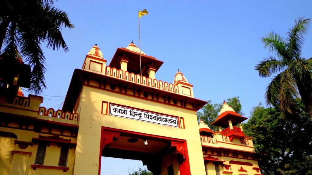 Varanasi Firing: वाराणसी के लंका इलाके में BHU का मुख्य द्वार