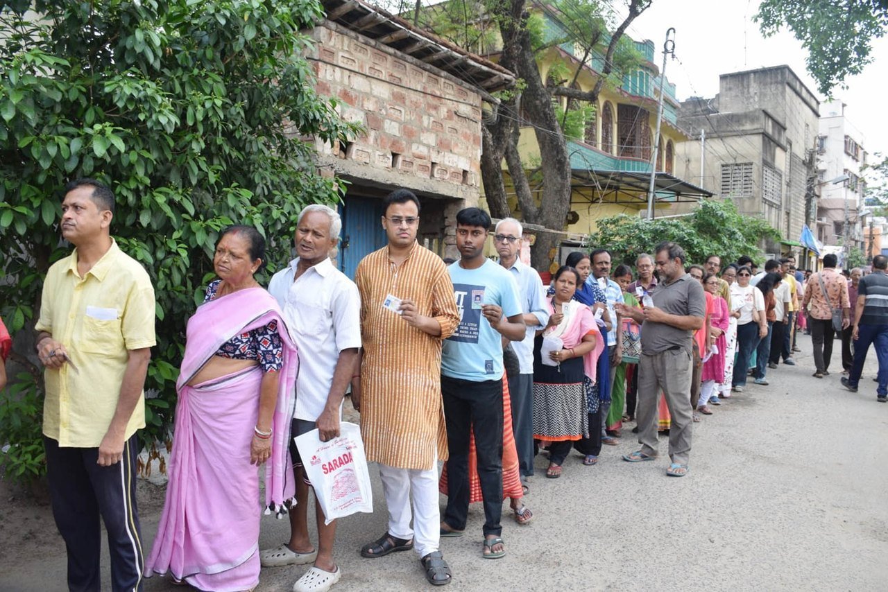 पश्चिम बंगाल विधानसभा चुनाव 2026 में हावड़ा के एक मतदान केंद्र पर कतार में खड़े मतदाता